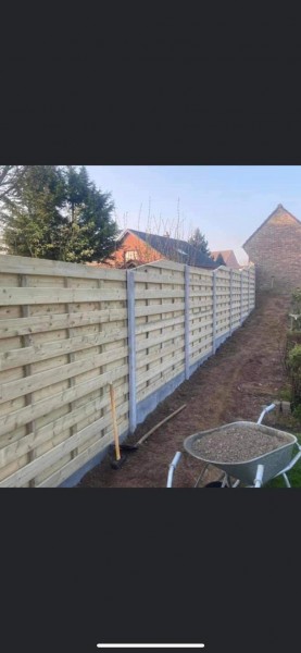 Afsluiting met houten gevezen schermen - Deplaecie Ieper