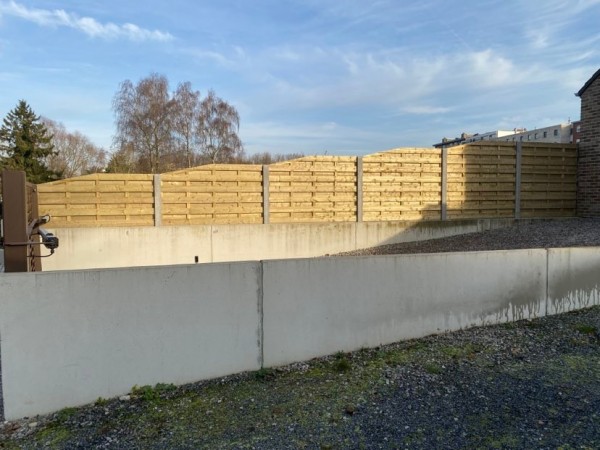 Afsluiting met houten gevezen schermen - Deplaecie Ieper