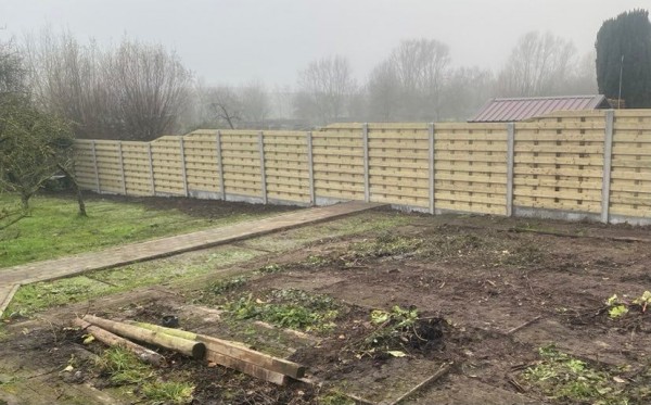 Afsluiting met houten gevezen schermen - Deplaecie Ieper