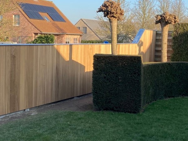 Afsluiting met betonnen palen, bekleed met thermo ayous, afgewerkt met zink - Deplaecie Ieper