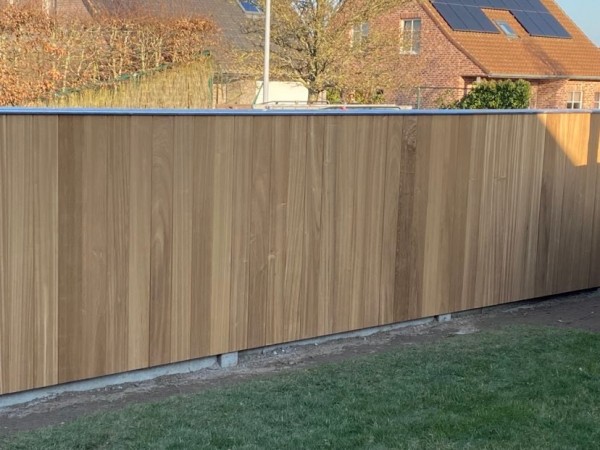 Afsluiting met betonnen palen, bekleed met thermo ayous, afgewerkt met zink - Deplaecie Ieper