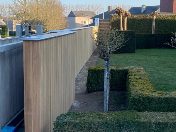Afsluiting met betonnen palen, bekleed met thermo ayous, afgewerkt met zink - Deplaecie Ieper